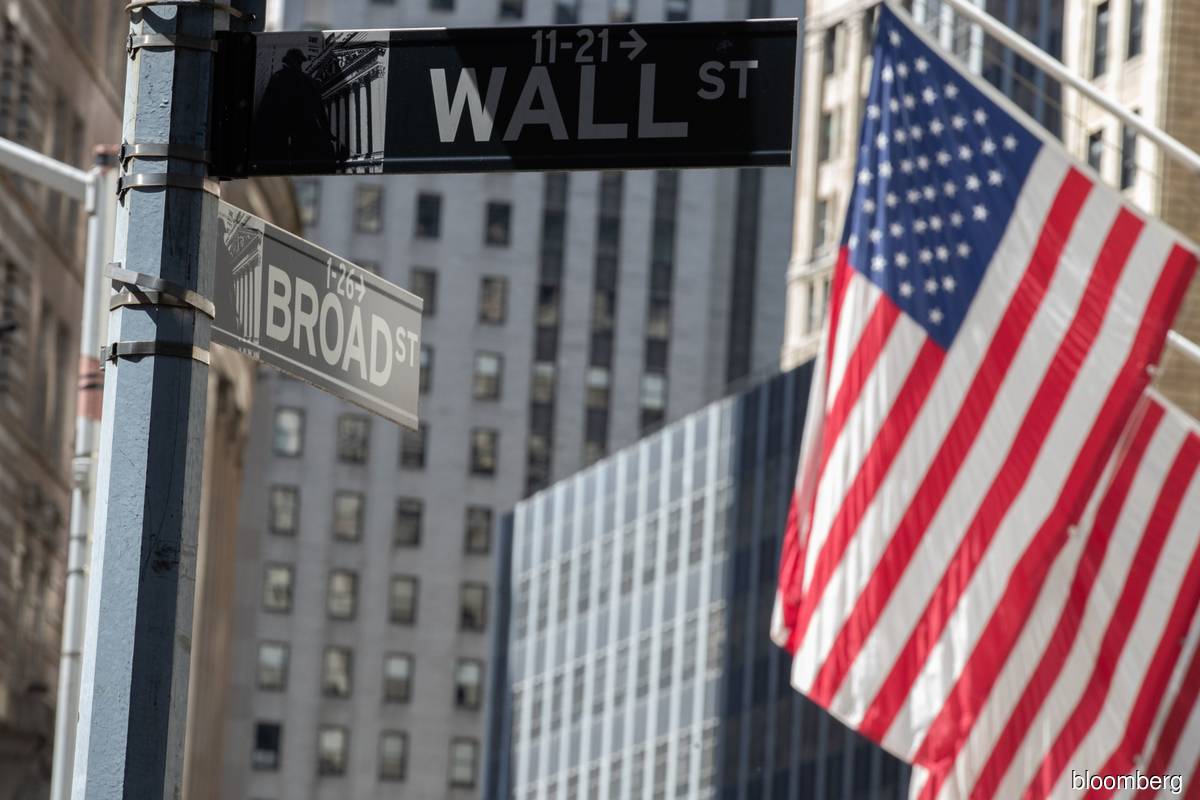 Wall St gains, Nasdaq hits record high as holiday shopping begins